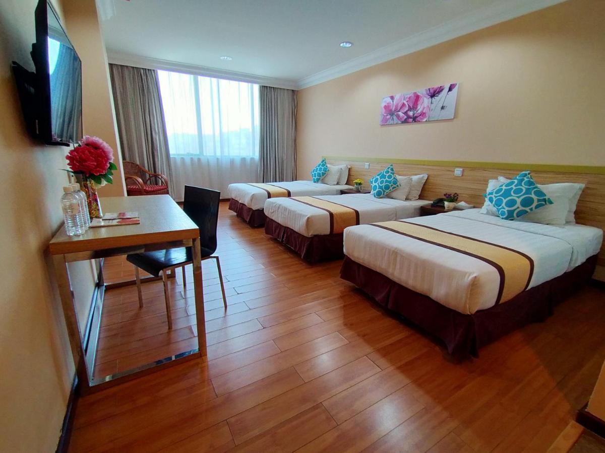 Td Plaza Hotel Kota Kinabalu Buitenkant foto