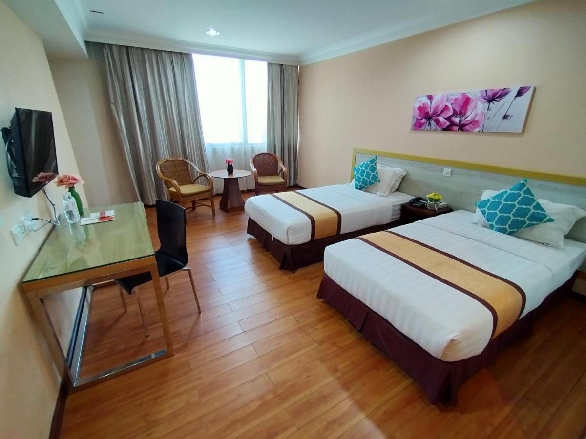 Td Plaza Hotel Kota Kinabalu Buitenkant foto