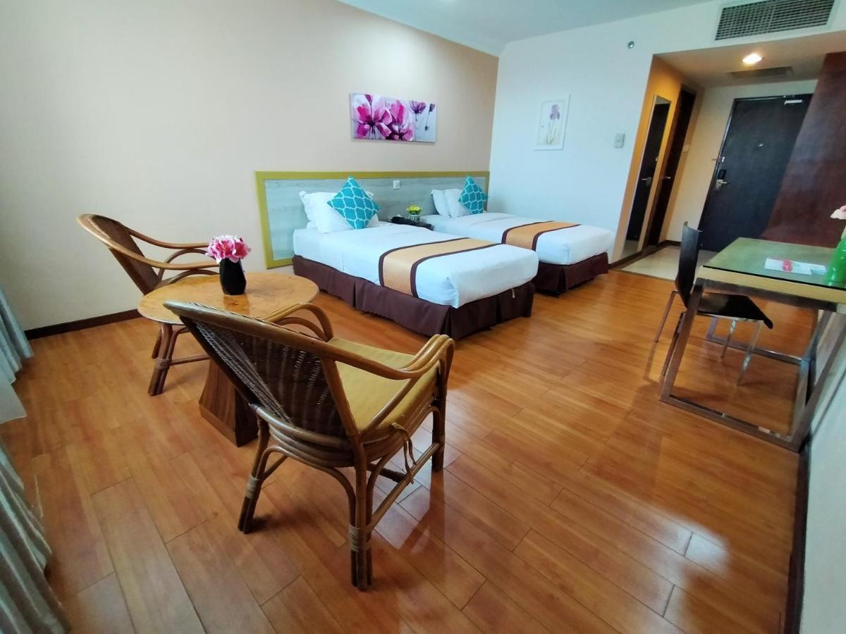 Td Plaza Hotel Kota Kinabalu Buitenkant foto